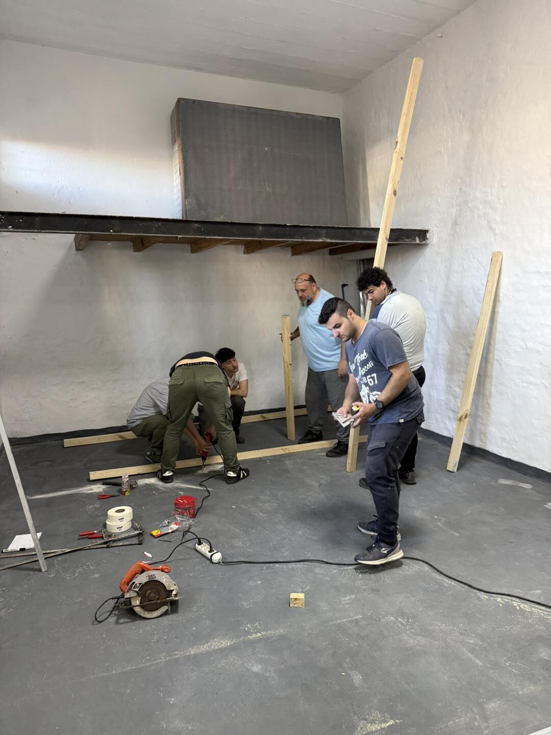 Crece La Libertad Avanza en Uruguay: sumó un local propio llamado 'Suiza de América'