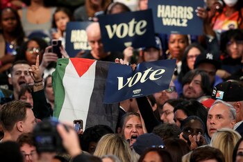 Un manifestante propalestino sostiene una