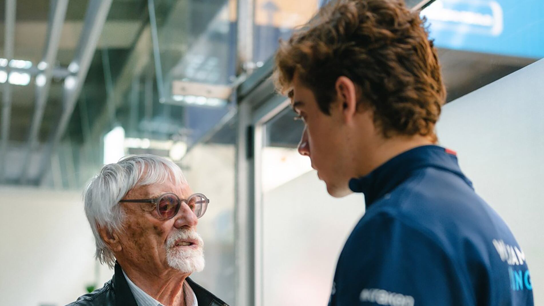 Bernie Ecclestone hablando con Franco Colapinto hace un año en el hospitality de Williams en Interlagos