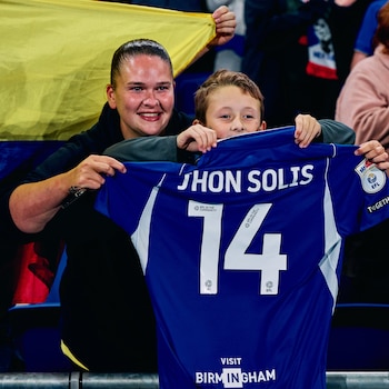 Jhon Solis juega en el Birmingham City del Championship con el número 14 - crédito Birmingham City