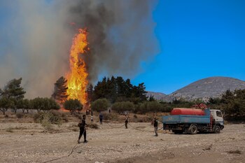 Las llamas en Rodas ya han calcinado más de 14.000 hectáreas de bosque y varias viviendas