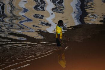 Un hombre camina en una