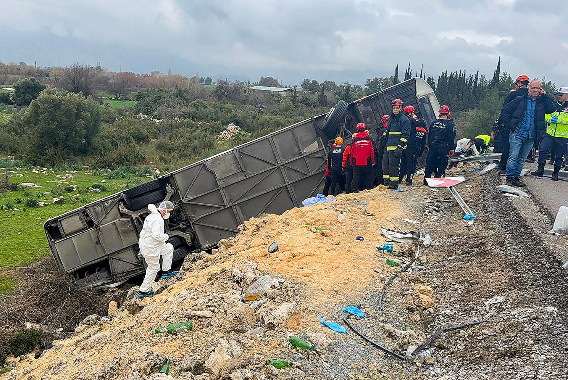 Al menos ocho personas murieron en el accidente de autobús en Turquía (Agencia de Noticias Demiroren) / AFP)