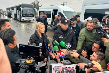 La imagen, distribuida por la oficina del Defensor del Pueblo de Ucrania, el defensor del pueblo Dmytro Lubinets (centro, derecha), y su homóloga rusa, Yana Lantratova, hablan con reporteros antes de partir hacia Oleshky para evacuar a la población local a un lugar seguro durante un alto el fuego temporal vinculado a una misión humanitaria, en la provincia ucraniana de Jersón, el 30 de octubre de 2026. (Oficina del Defensor de Pueblo de Ucrania vía AP)