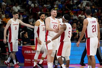 Los jugadores de Canadá celebran