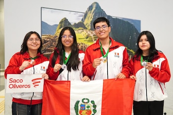 Cuatro jóvenes con chaquetas rojas y blancas muestran sus medallas y la bandera peruana frente a una imagen de Machu Picchu