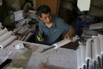 Un empleado empaca juguetes con