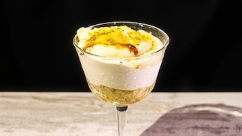 Goxua, un facilísimo postre tradicional vasco con capas de bizcocho, nata y crema pastelera