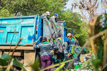 La alcaldía de San Salvador Centro refuerza su estrategia de prevención de desastres durante la época lluviosa mediante la limpieza de drenajes y trabajo comunitario. (Foto cortesía Desechos Sólidos San Salvador)