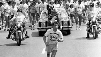Le amputaron una pierna por un cáncer y corrió 5.373 km para que otros pudieran salvarse: Terry Fox y la Maratón de la Esperanza