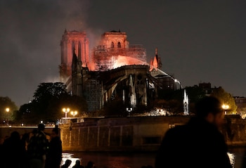 Bomberos apagan las llamas de la Catedral de Notre Dame en París el 15 de abril de 2019 (REUTERS/Benoit Tessier/Archivo)