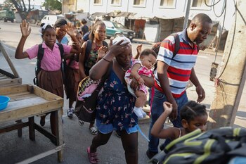 Residentes huyen de sus casas debido a la violencia entre bandas y policía, en el barrio de Portail de Puerto Príncipe, Haití. La aterradora violencia de las bandas antigubernamentales que luchan contra la policía paraliza la frágil economía del país y dificulta enormemente que muchos de los más vulnerables puedan alimentarse. (AP Foto/Odelyn Joseph)
