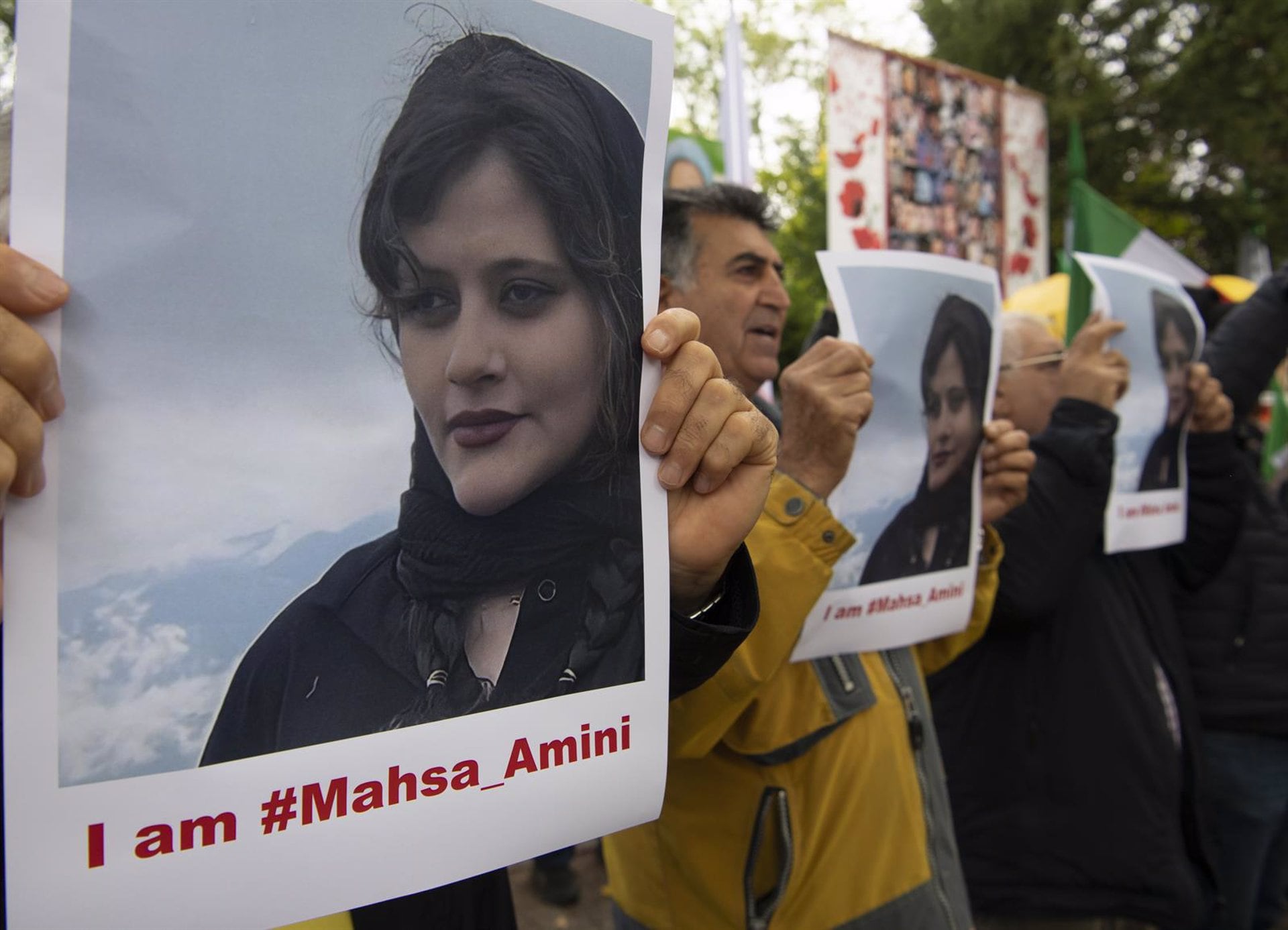 Una protesta organizada por el Consejo Nacional de Resistencia de Irán frente a la Embajada iraní en Berlín tras la muerte bajo custodia de Mahsa Amini (Paul Zinken/dpa)