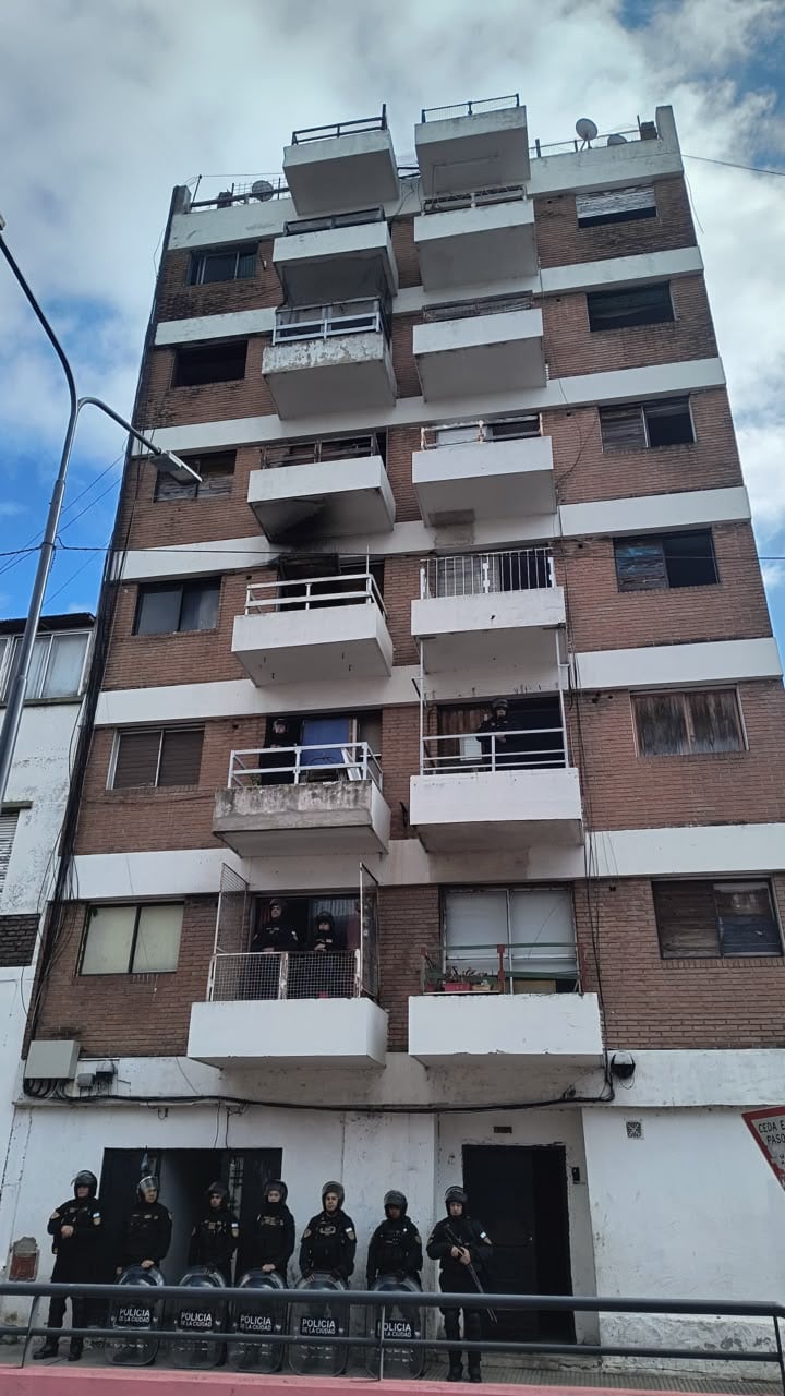 El edificio tomado en Núñez
