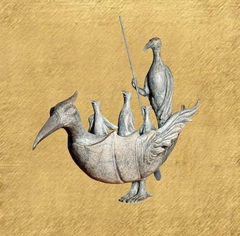 Escultura gris de figuras de aves sobre fondo dorado. Un ave grande en forma de bote lleva cuatro aves menores; otra ave grande en la popa sostiene una vara