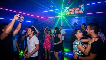 Polémica en San José: reglamento regularía la vida nocturna en la capital de Costa Rica y desata críticas de comerciantes y artistas