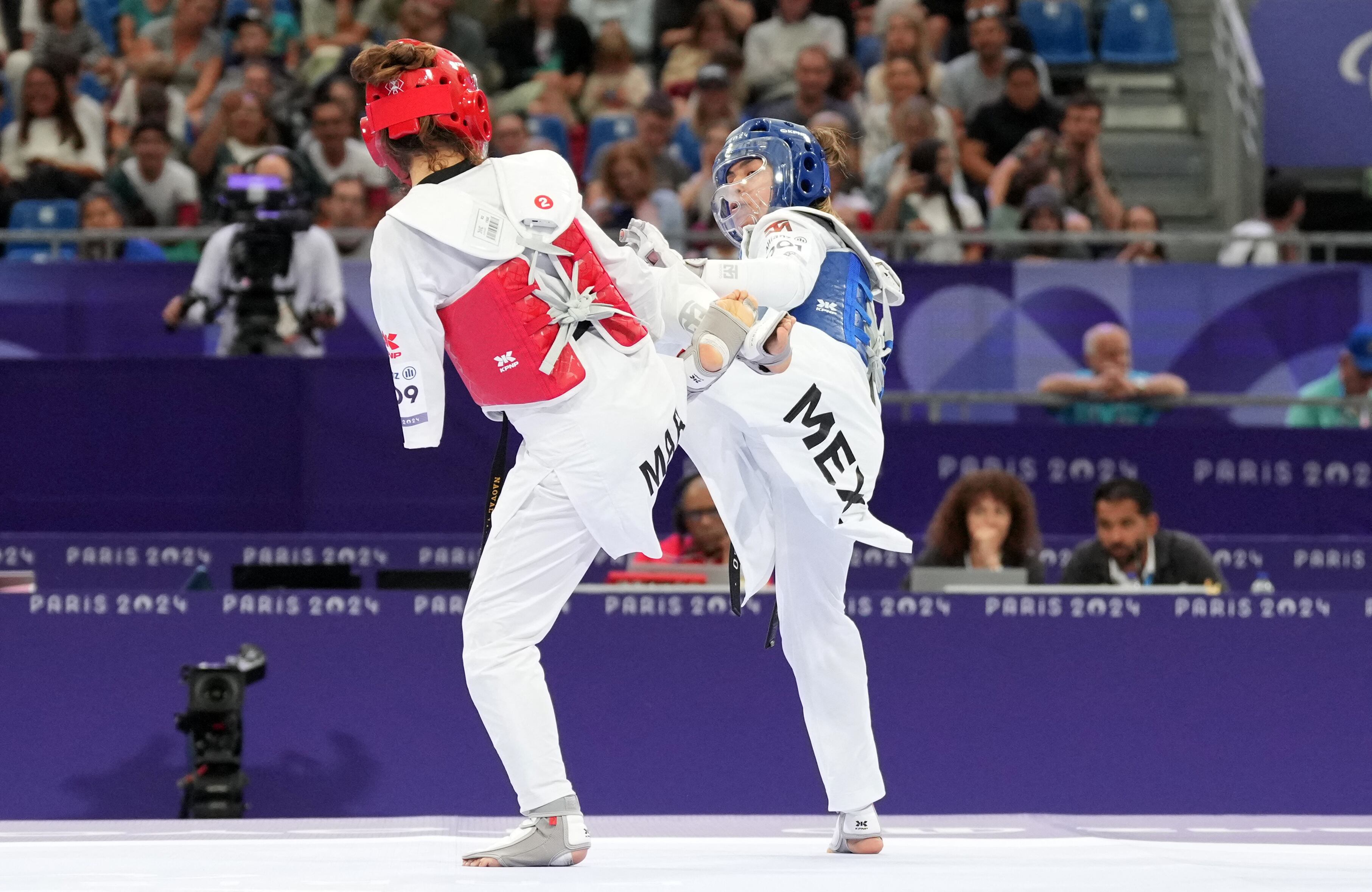 Claudia Romero en un combate de cuartos de final en los Juegos Paralímpicos de París 2024. (REUTERS/Maja Smiejkowska)