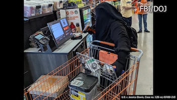 Persona con niqab y guantes en caja de autoservicio. Carrito de compras con caja de herramientas, clavos y cinta. Textos FBI/DOJ y Jessica Bowie