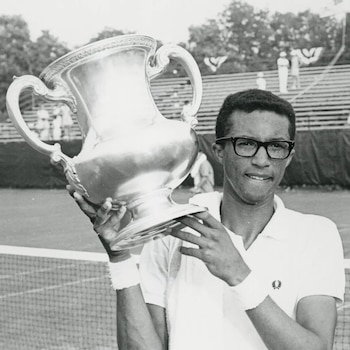 Levantando uno de sus trofeos