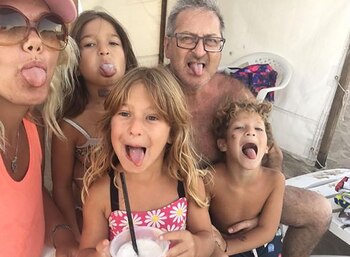 Pany junto a sus hijos