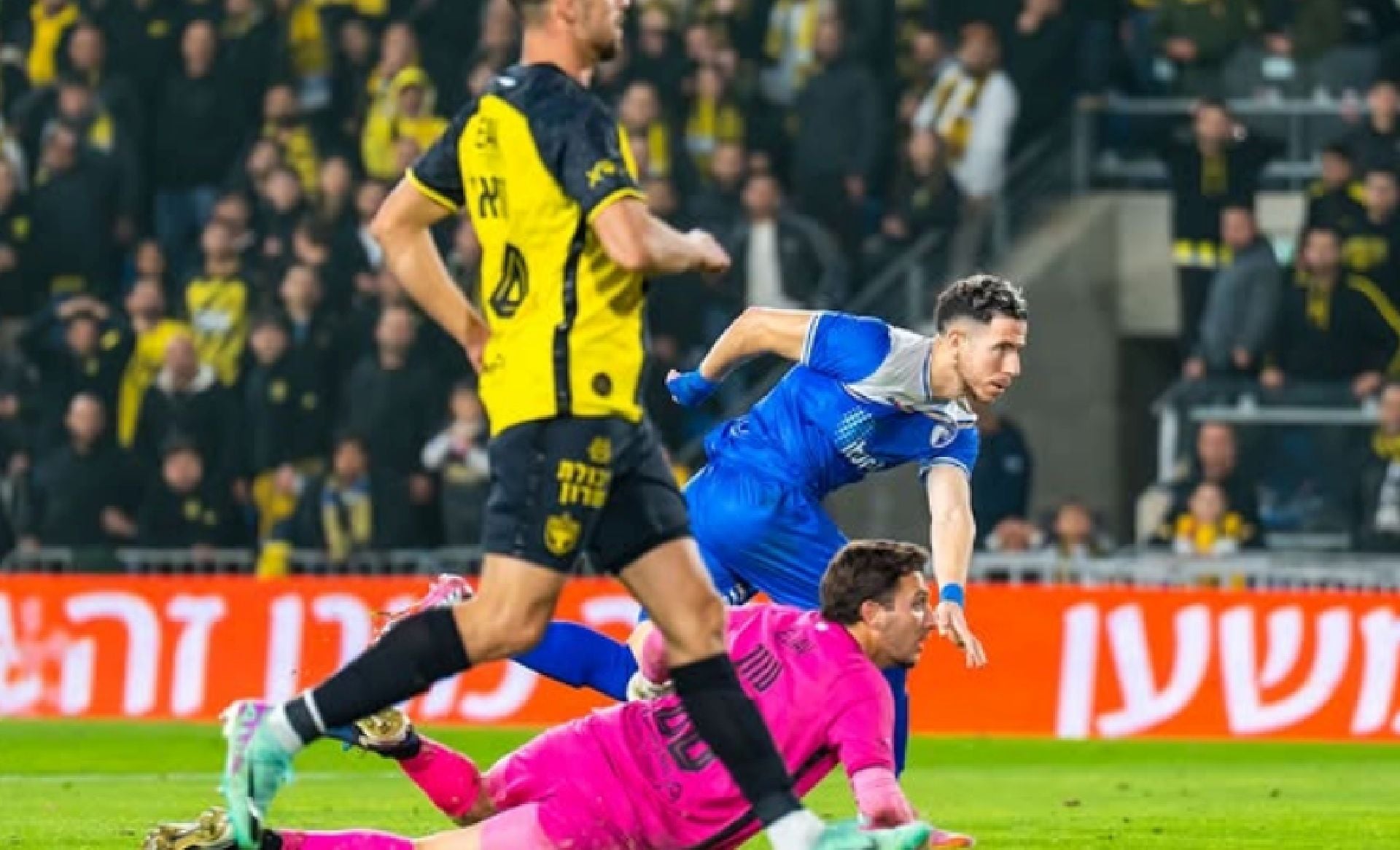 Adrián Ugarriza se consolida como pieza determinante en Kiryat Shmona tras alcanzar los 16 goles en la temporada, liderando la ofensiva y aportando puntos clave en la lucha por la permanencia. (Facebook / Kiryat Shmona)