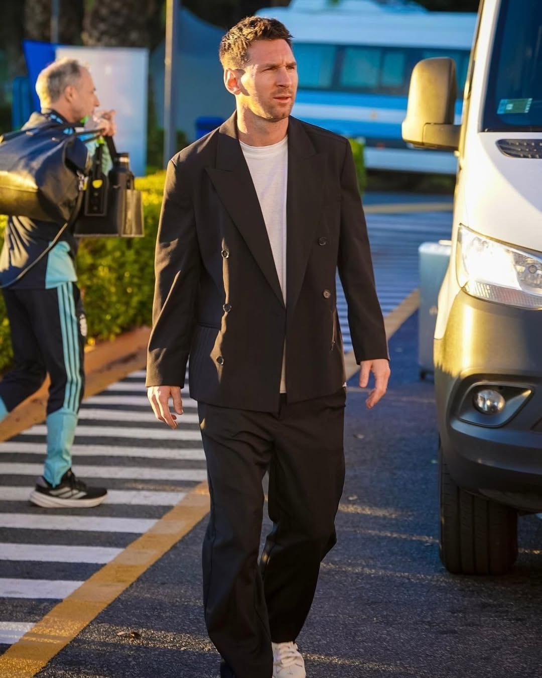 Lionel Messi, la estrella de la Selección Argentina, llega con un atuendo casual elegante mientras se une al equipo, preparando sus próximos partidos ante Mauritania y Zambia