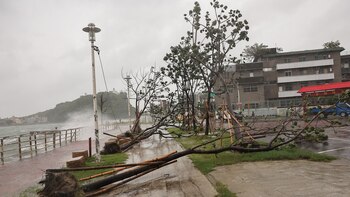 El tifón Krathon provocó al