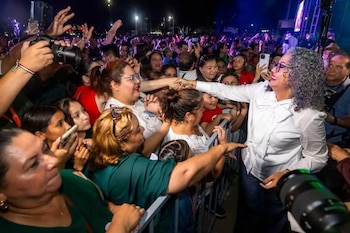 Graciela Domínguez Nava se convierte en la primera mujer en encabezar el Grito de Independencia en la historia de Sinaloa, con más de 20,000 asistentes en Culiacán tras dos años de cancelaciones por la violencia del Cártel de Sinaloa. (Gobierno de Sinaloa)