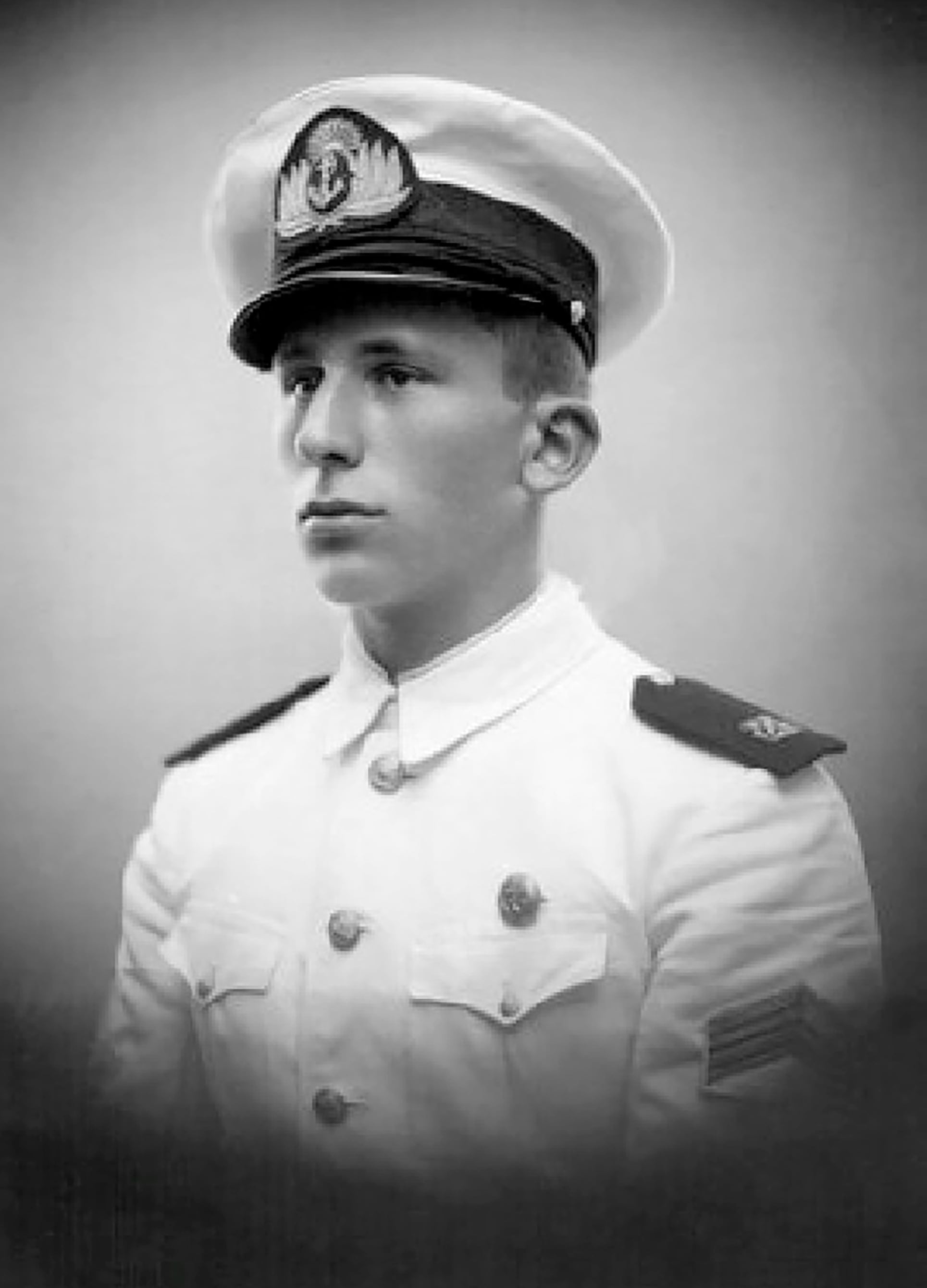 Shaw se alistó en la Marina pero pidió la baja porque se oponía a la Guerra y porque quería estar cerca de sus hijos: tuvo nueve