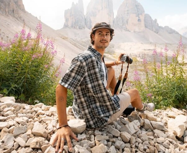 Influencer español inicia su visita en Monserrate y descubre un puente inesperado con Bogotá