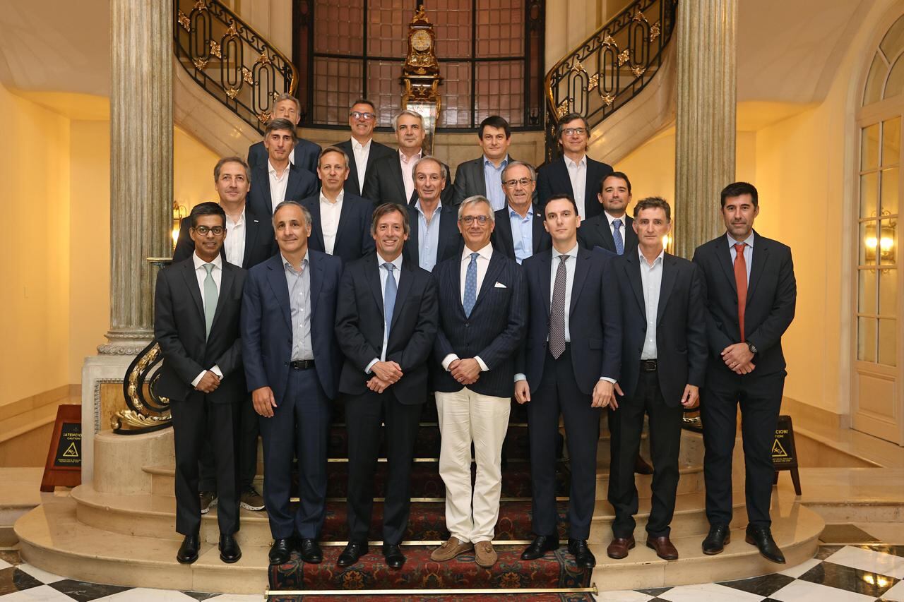 Ejecutivos de las empresas locales que firmaron el convenio y de SEFE