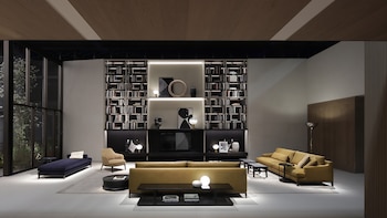 En la nueva colección de la marca Poliform, los sofás modulares, las mesas de generosas dimensiones y los sillones envolventes son los protagonistas de la sala de estar. (Crédito: Prensa Poliform)