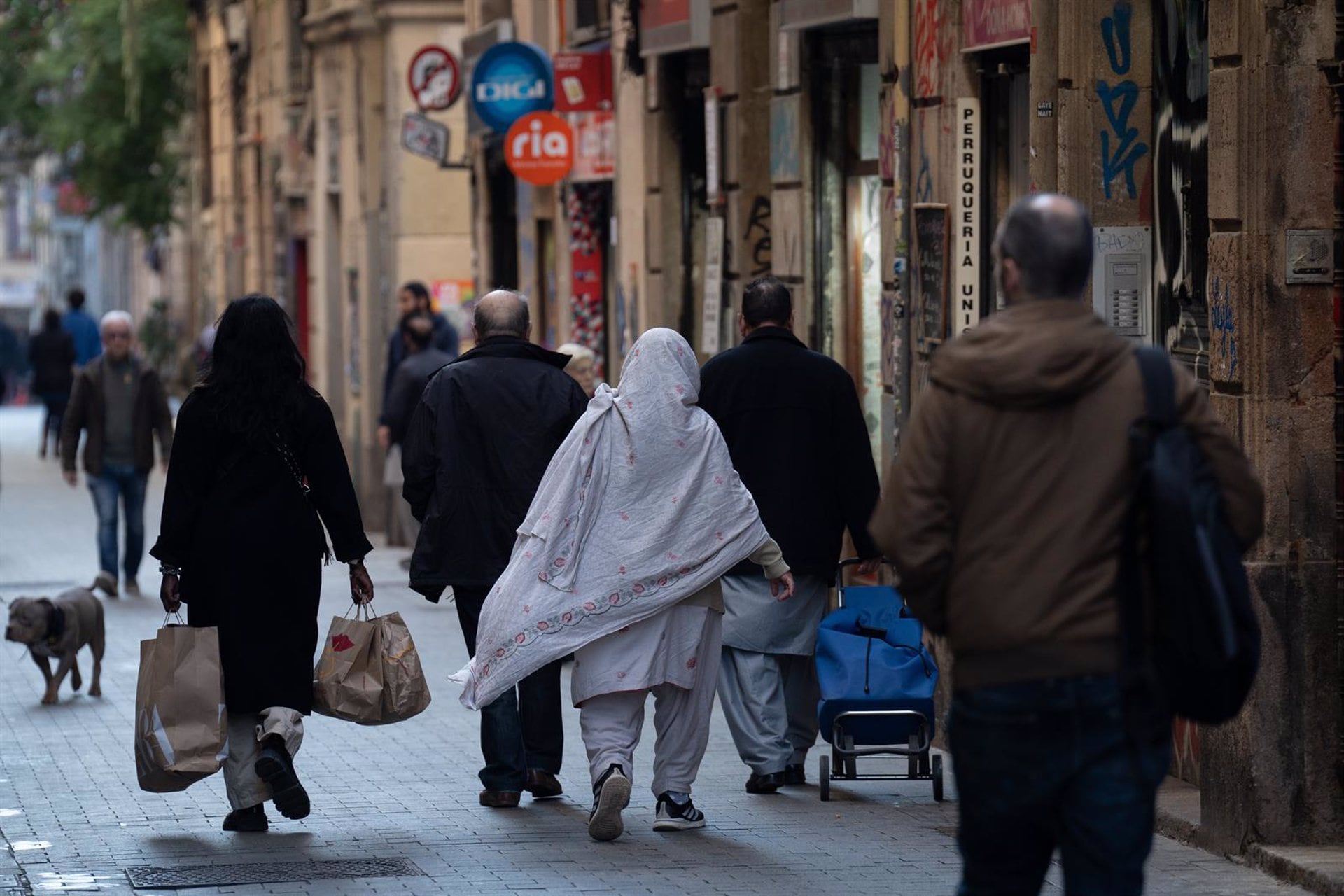 Varias personas caminan por una calle en Barcelona. (David Zorrakino/Europa Press)
