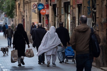 Varias personas caminan por una calle en Barcelona. (David Zorrakino/Europa Press)