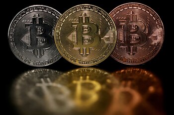 Representaciones de bitcoins (REUTERS/Edgar Su)