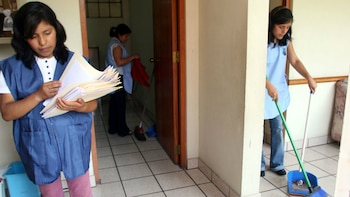 El estudio evidencia que las mujeres representan la mayor proporción dentro del grupo de jóvenes que ni estudian ni trabajan.