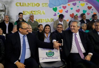 Alberto Fernández viajará en lugar