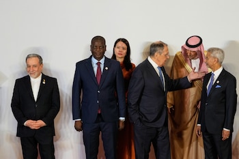 El ministro de Exteriores de Rusia, Sergey Lavrov (tercero por la derecha), habla con el vicecanciller de Arabia Saudí, Waleed bin Abdulkarim (segundo por la derecha), mientras el ministro de Exteriores de India, S.Jaishankar (derecha); el de Sudáfrica, Ronald Lamola (2do izda); el de Irán, Abbas Araghchi (izda), y el vicecanciller de Vietnam, Nguyen Hang (3ro izda), observan antes de la foto de familia de la cumbre de los cancileres de los llamados BRICS en Nueva Delhi, India, el 14 de mayo de 2026. (AP Foto/Manish Swarup)