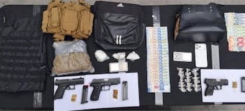 Se le incaurtaron armas de fuego, presunta droga, 5 mil pesos y un chaleco anti balas