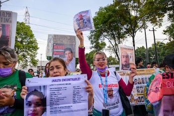 CIUDAD DE MÉXICO, 11JUNIO2026.- Avanza contingente de madres buscadoras sobre Calzada de Tlalpan, portando mantas, lonas y fichas de búsqueda con los rostros de sus familiares desaparecidos. Entre consignas y llamados de justicia, exigen a las autoridades resultados concretos en las investigaciones y el fortalecimiento de los mecanismos de localización, visibilizando la crisis de desapariciones en el país. FOTO: ESTRELLA JOSENTO/CUARTOSCURO.COM