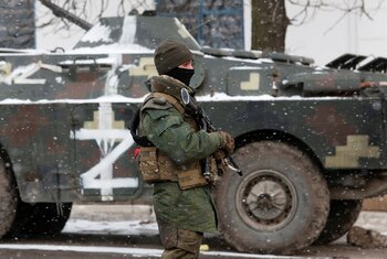 Un miembro del servicio de las tropas prorrusas con un uniforme sin insignias se encuentra en una calle del pueblo de Anadol, controlado por los separatistas, durante el conflicto entre Ucrania y Rusia en la región de Donetsk, Ucrania 10 de marzo de 2022. REUTERS/Alexander Ermochenko