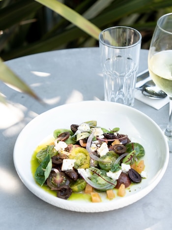 Cocina moderna con ingredientes frescos