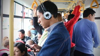 El 85% de los peruanos consume contenido en audio y la radio alcanza a 5 de cada 10 personas
