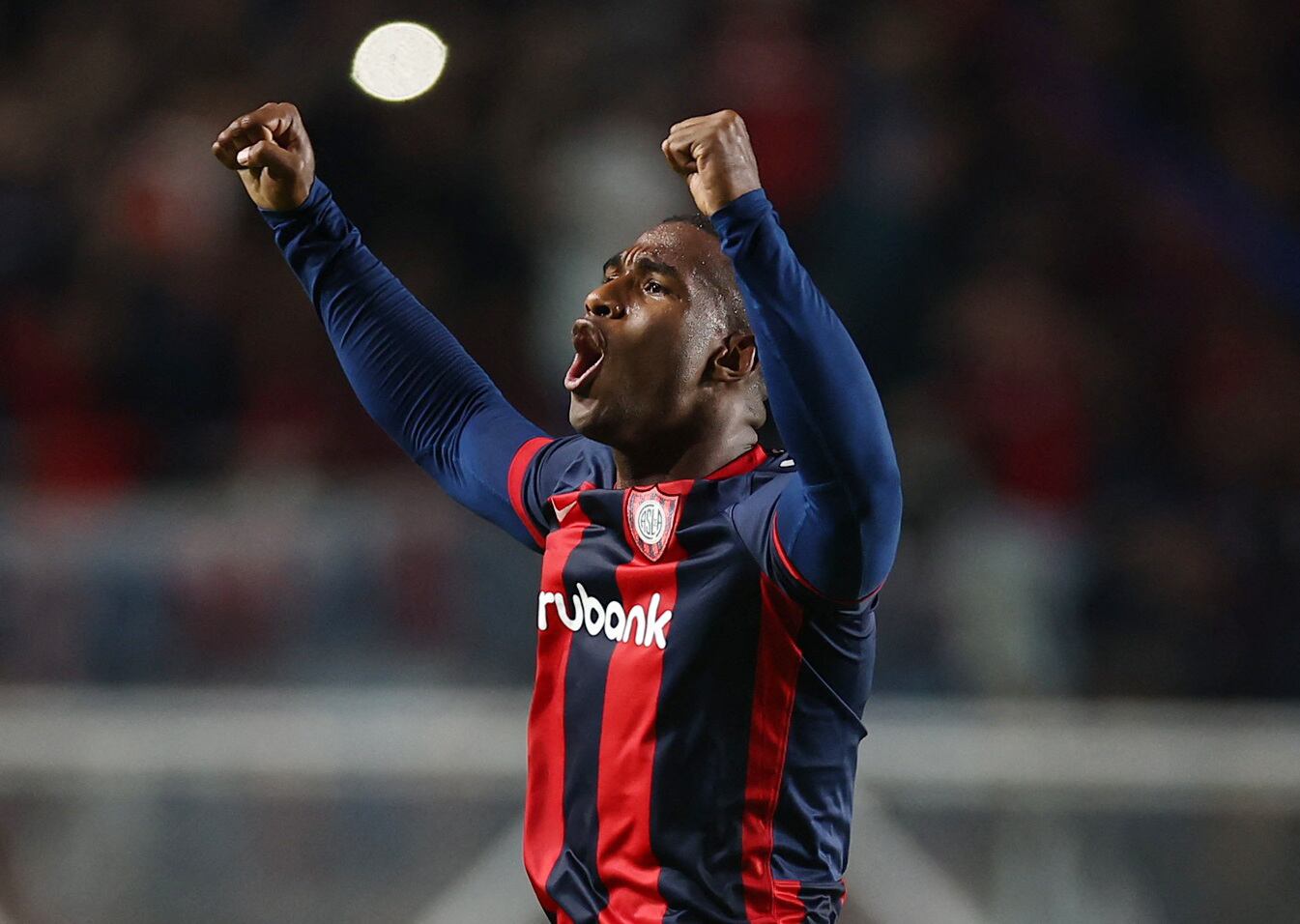 Romaña estaría en los planes de Racing de Avellaneda - crédito Agustin Marcarian / REUTERS