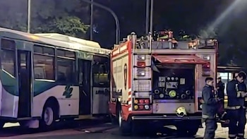 Fuerte choque entre un colectivo y un autobomba en San Telmo: al menos cuatro heridos