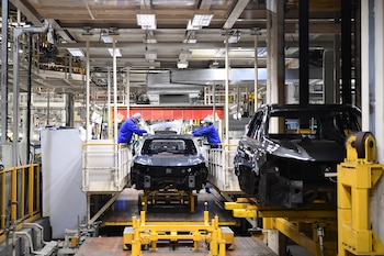 Empleados de SAIC Motor trabajan en un vehículo MG. (Reuters)