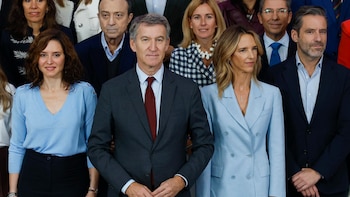 Feijóo presenta con Ayuso la lista del PP en Madrid para el 29-N y calienta su visita a la zona cero de los disturbios en Barcelona: “Seremos implacables con los violentos”