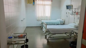 La médica agredida permanece con licencia mientras se recupera de una doble fractura de maxilar superior