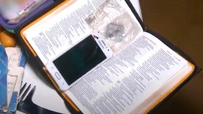 De Biblias a cavidades corporales: los insólitos escondites para celulares que usan los presos en las cárceles de Santa Fe
