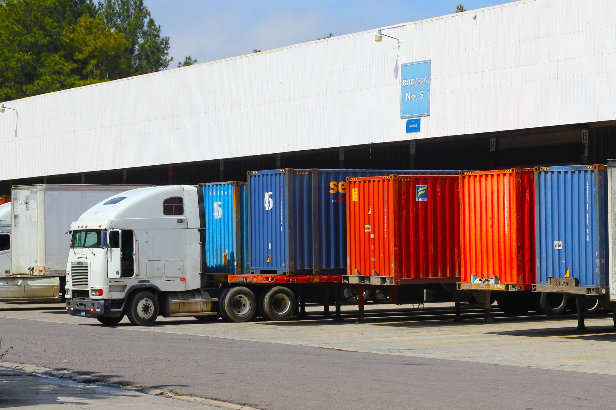 El diésel acumuló un incremento superior a 1.50 dólares durante 2026 en El Salvador, un factor que obliga a revisar el valor del transporte de carga. (Cortesía: Aduana de El salvador)
